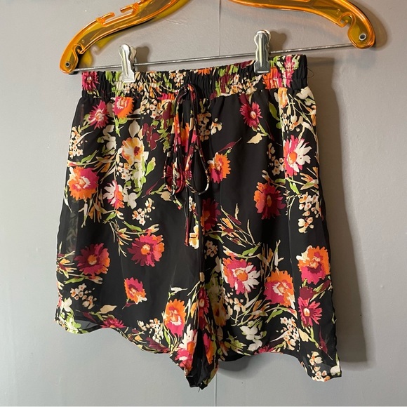 Dee Elly Floral Black Women's Shorts size medium - Picture 3 of 7